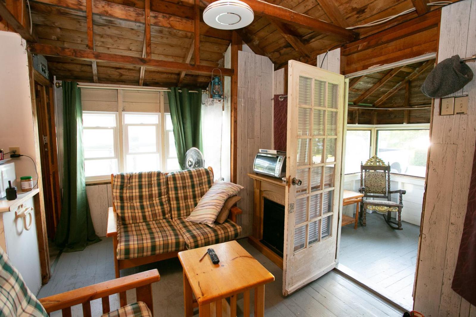 Fun Place With A Sandy Beach For Swimming, Boating, And Fishing, Featuring 3 Available Cabins Fenelon Falls Esterno foto